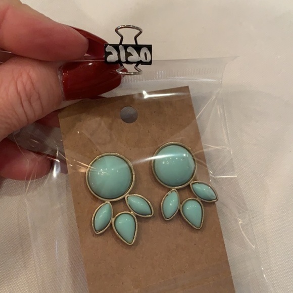 💐5/25 light mint green statement earrings - Picture 6 of 6